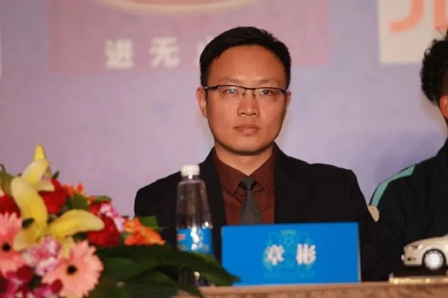 人物和空间都对，但行为并不符合被拍摄者的日常生活流程和行为特点，或者空间已经不是那个空间了。